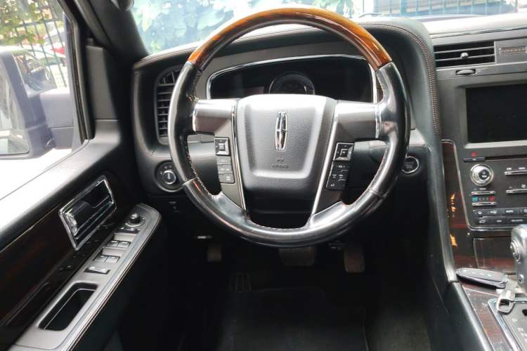 Used Lincoln Navigator 2016 3.5T AWD Steering Wheel