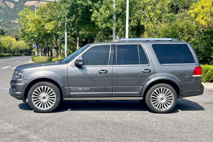 Used Lincoln Navigator 2016 3.5T AWD Exterior 5