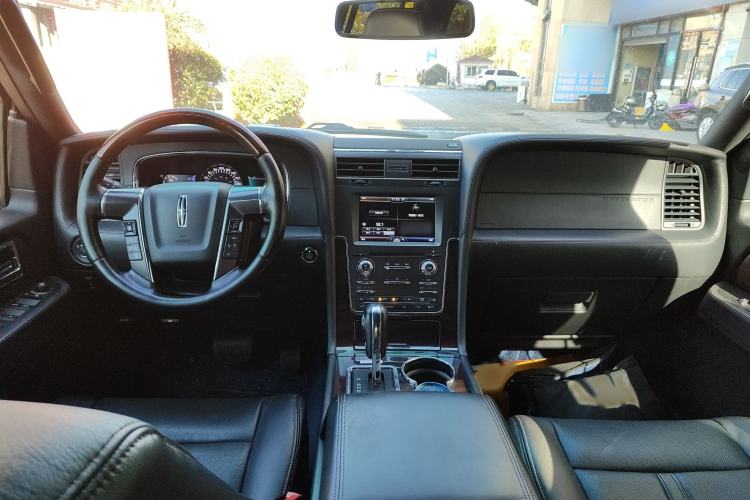Used Lincoln Navigator 2016 3.5T AWD Interior 2