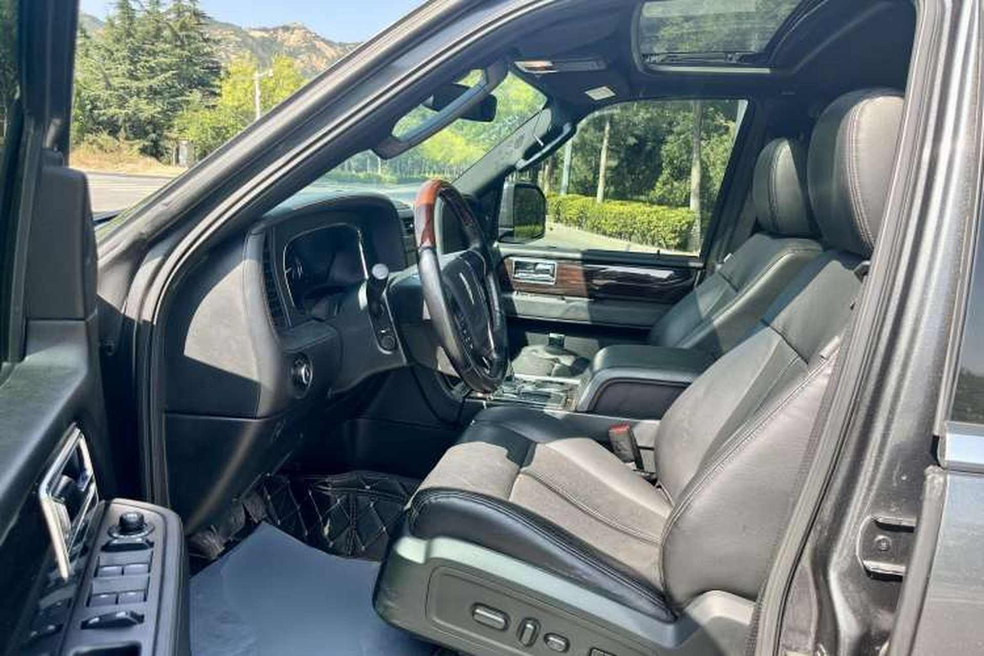 Used Lincoln Navigator 2016 3.5T AWD Interior 4