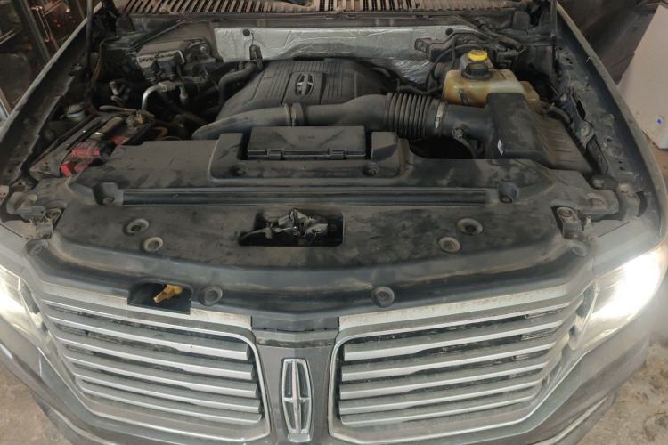 Used Lincoln Navigator 2016 3.5T AWD Engine Bay