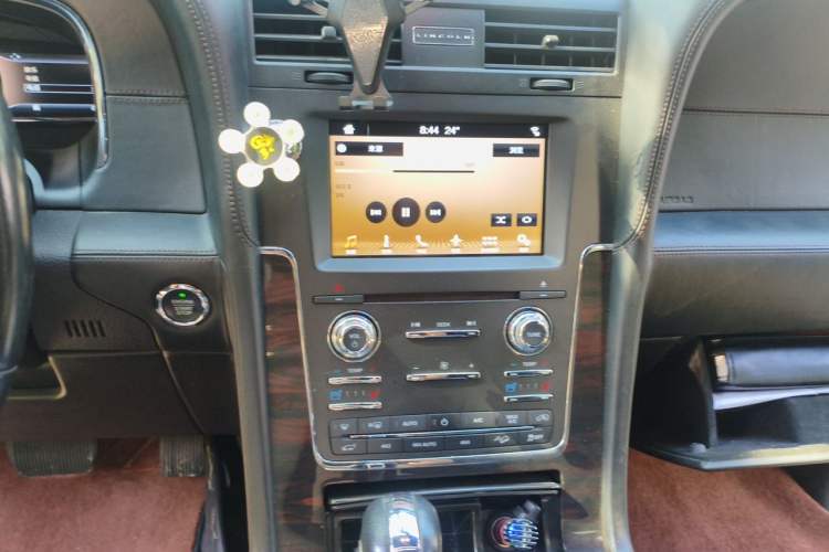 Used Lincoln Navigator  Audio And AC Panel