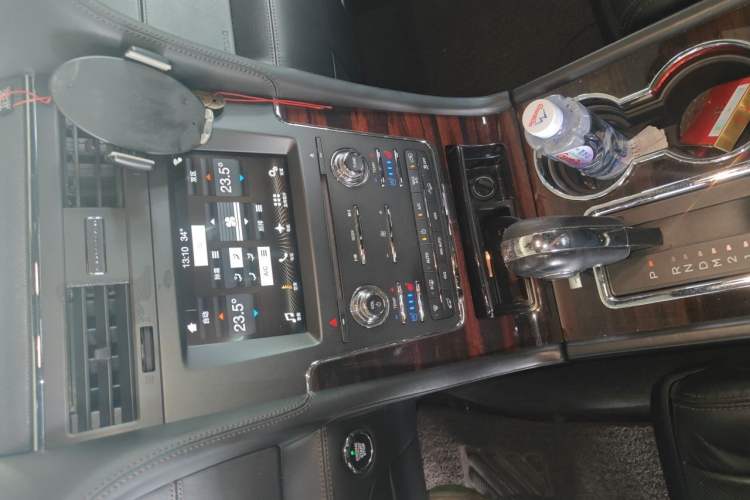 Used Lincoln Navigator  Audio And AC Panel