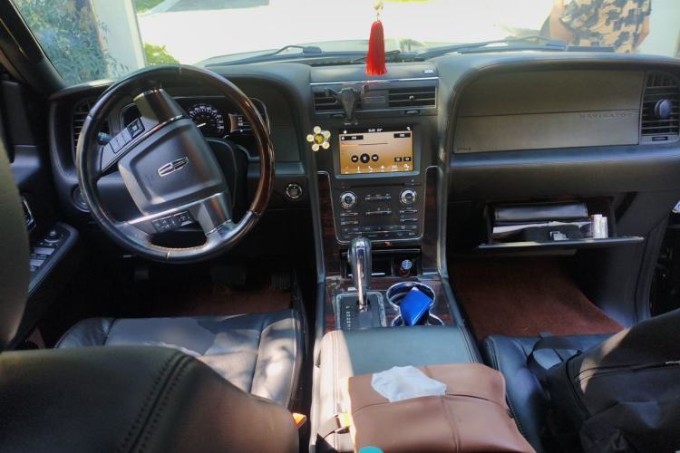 Used Lincoln Navigator  Center Console