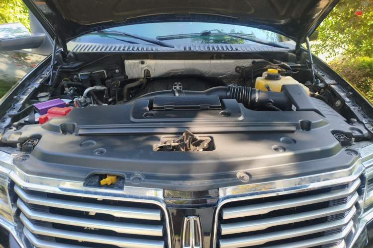 Used Lincoln Navigator  Engine Bay