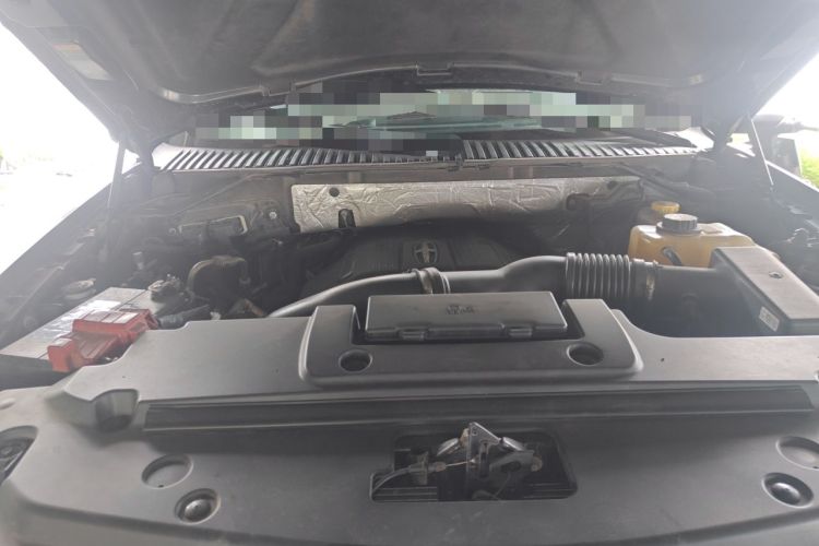 Used Lincoln Navigator  Engine Bay