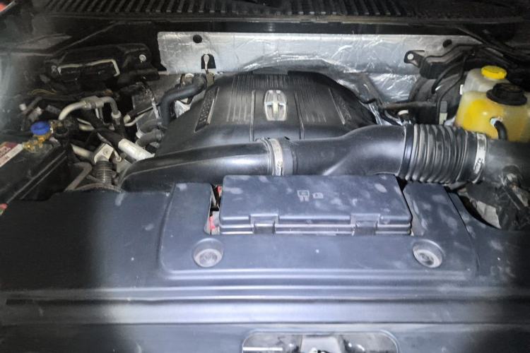 Used Lincoln Navigator  Engine Bay