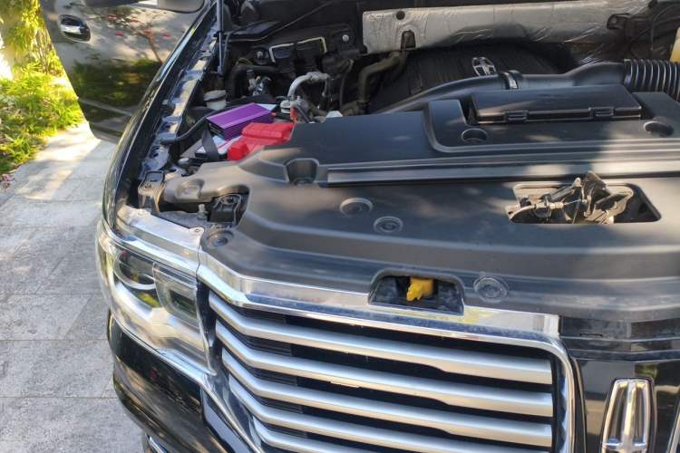 Used Lincoln Navigator  Engine Bay Right