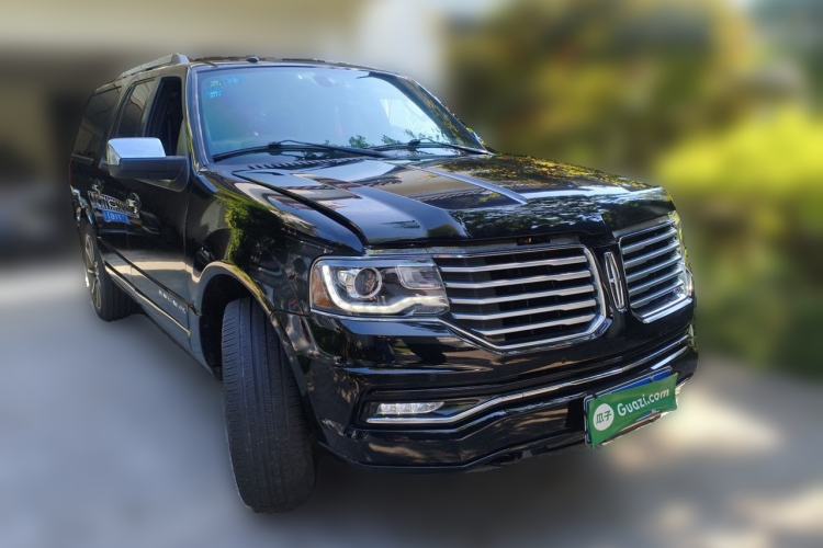 Used Lincoln Navigator  Front Right 45 Deg