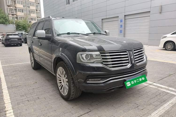 Used Lincoln Navigator 2017 3.5T AWD Front Right 45 Deg