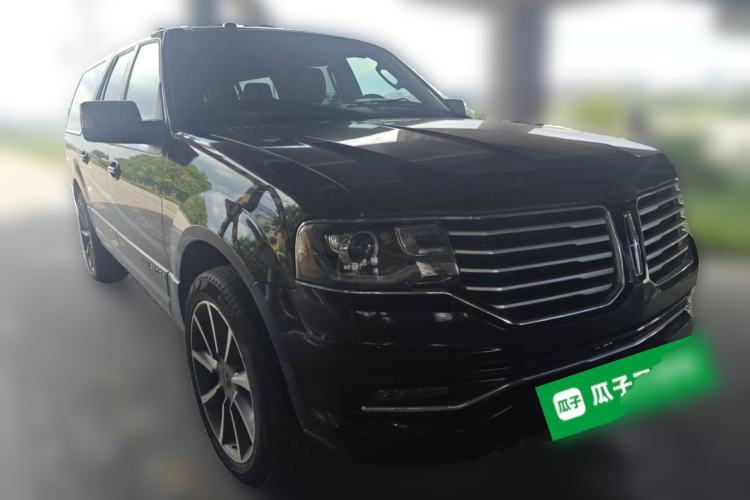 Used Lincoln Navigator  Front Right 45 Deg