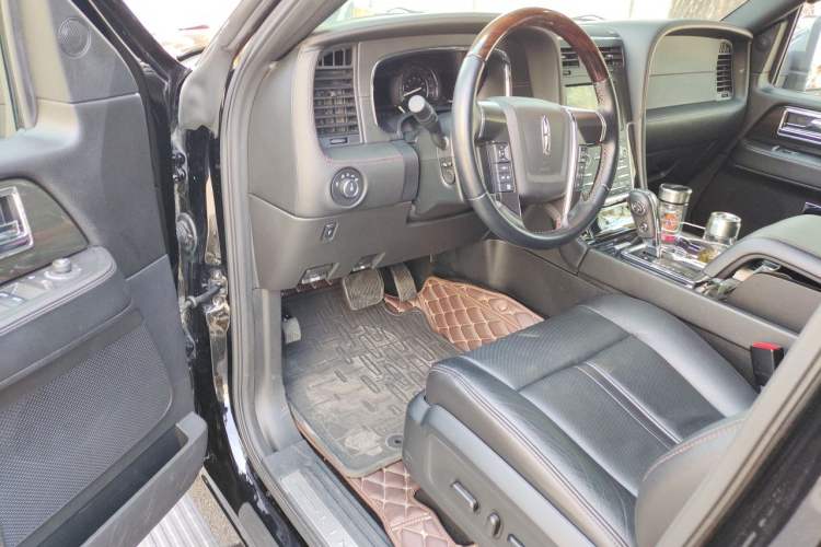 Used Lincoln Navigator 2017 3.5T AWD Interior 3