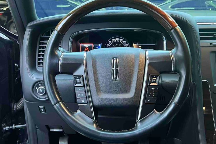 Used Lincoln Navigator 2017 3.5T AWD Interior 3