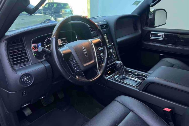 Used Lincoln Navigator 2017 3.5T AWD Interior 4