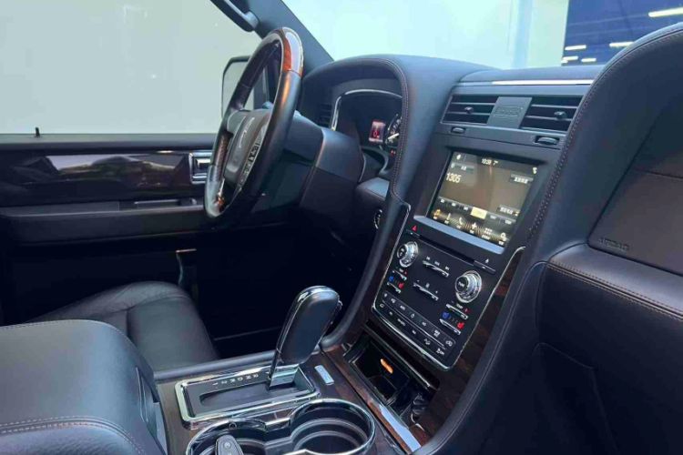 Used Lincoln Navigator 2017 3.5T AWD Interior 5