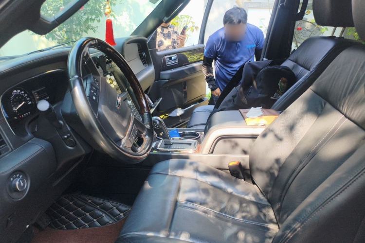 Used Lincoln Navigator  Left Front Seat