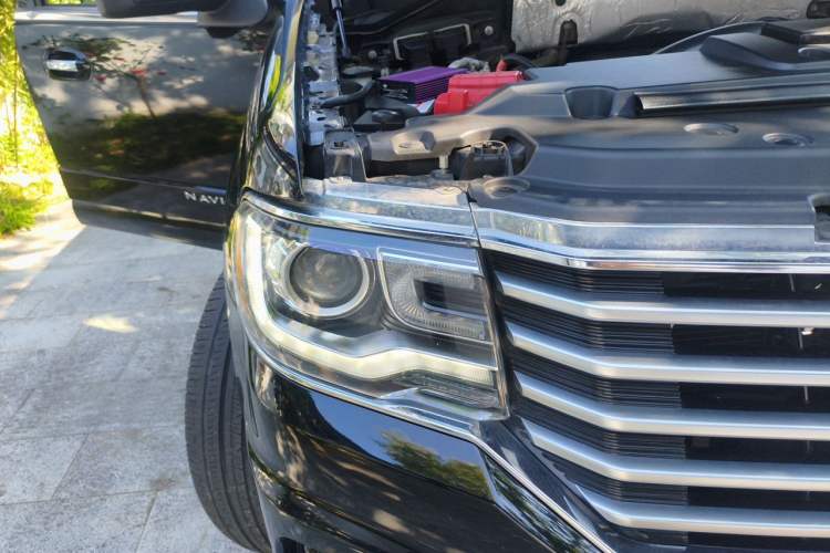 Used Lincoln Navigator  Right Front Headlight