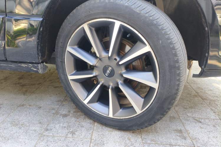 Used Lincoln Navigator  Right Front Wheel Hub
