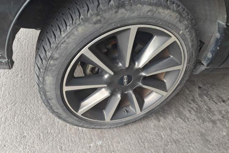 Used Lincoln Navigator  Right Front Wheel Hub