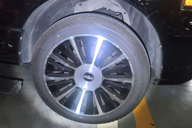 Used Lincoln Navigator  Right Front Wheel Hub