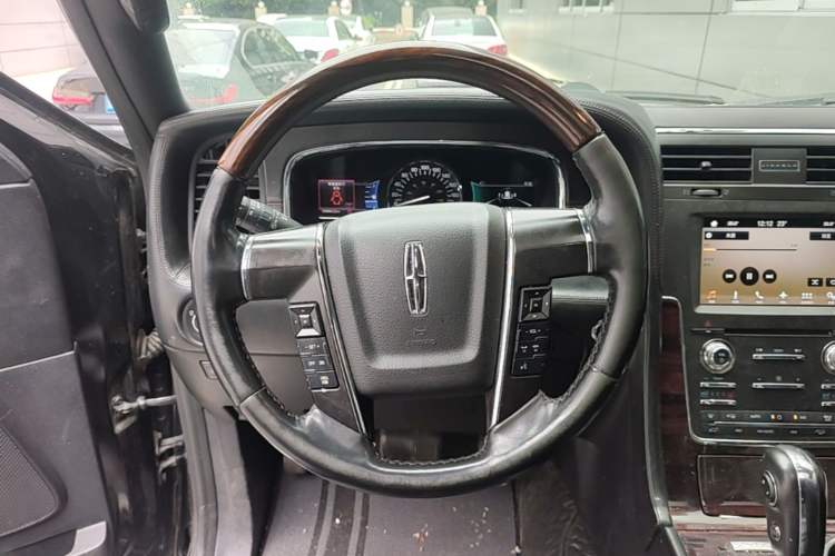 Used Lincoln Navigator 2017 3.5T AWD Steering Wheel