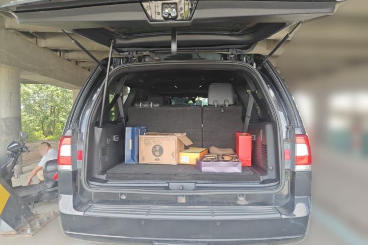 Used Lincoln Navigator  Trunk