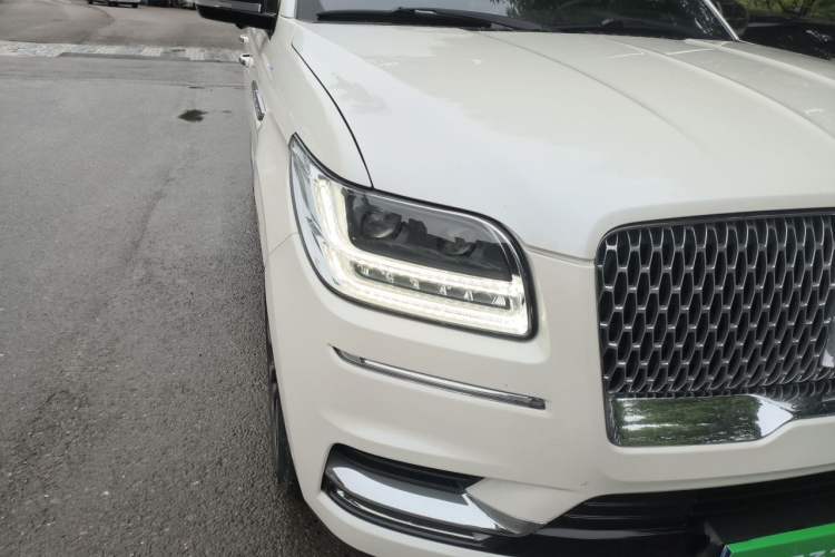 Used Lincoln Navigator 2017 3.5T AWD Right Front Headlight