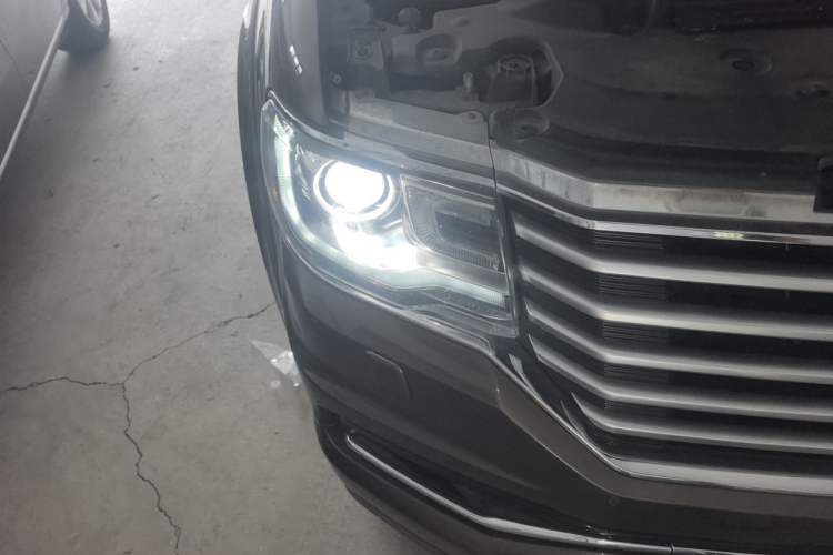 Used Lincoln Navigator 2017 3.5T AWD Right Front Headlight
