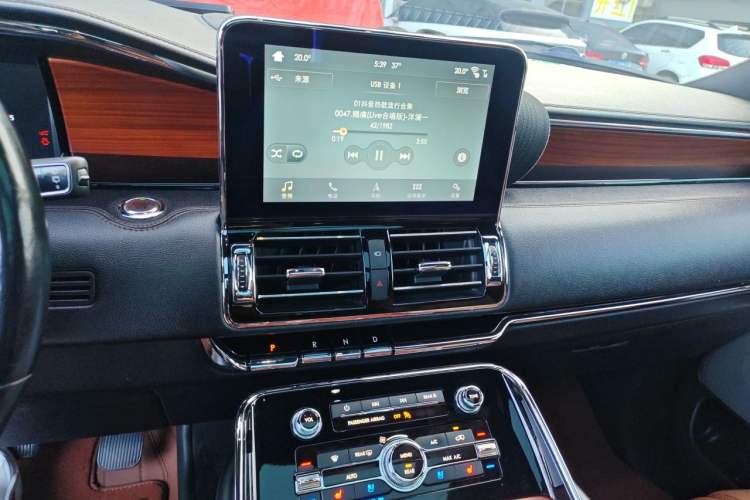 Used Lincoln Navigator  Audio And AC Panel