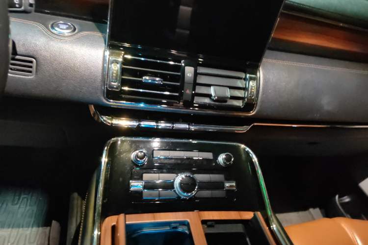 Used Lincoln Navigator 2018 3.5T Prestige Version China V Emission Standard Audio And AC Panel