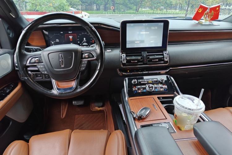 Used Lincoln Navigator 2018 3.5T Prestige Version China V Emission Standard Center Console