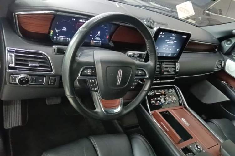 Used Lincoln Navigator 2018 3.5T Prestige Version China V Emission Standard Center Console