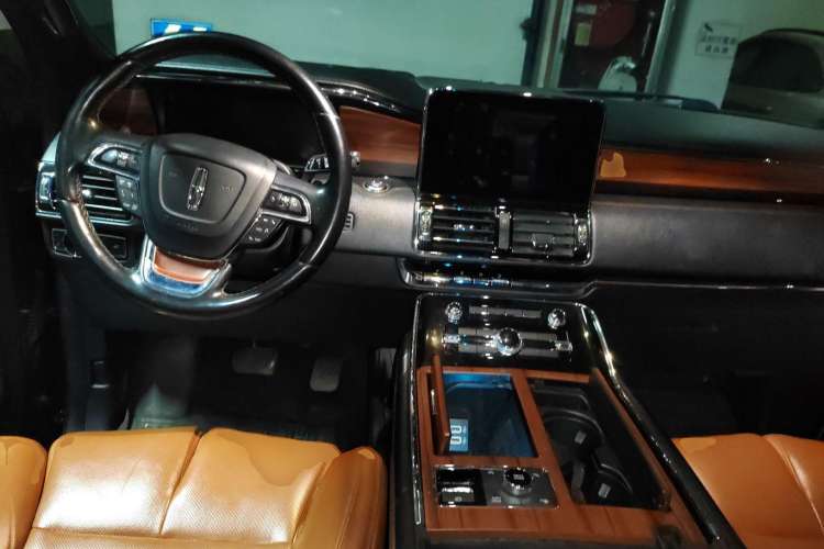 Used Lincoln Navigator 2018 3.5T Prestige Version China V Emission Standard Center Console