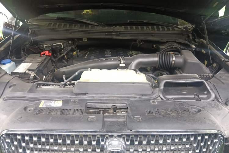 Used Lincoln Navigator 2018 3.5T Prestige Version China V Emission Standard Engine Bay