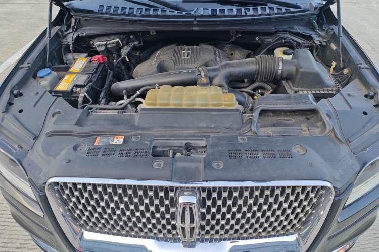 Used Lincoln Navigator  Engine Bay
