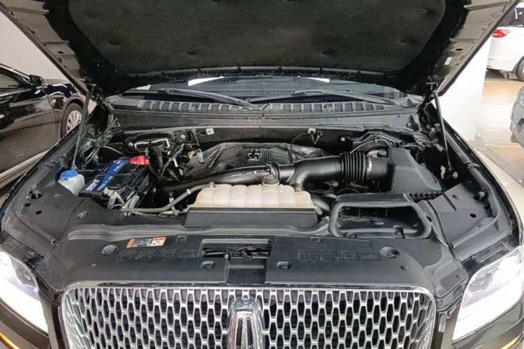 Used Lincoln Navigator 2018 3.5T Prestige Version China V Emission Standard Engine Bay