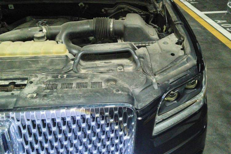 Used Lincoln Navigator 2018 3.5T Prestige Version China V Emission Standard Engine Bay Left