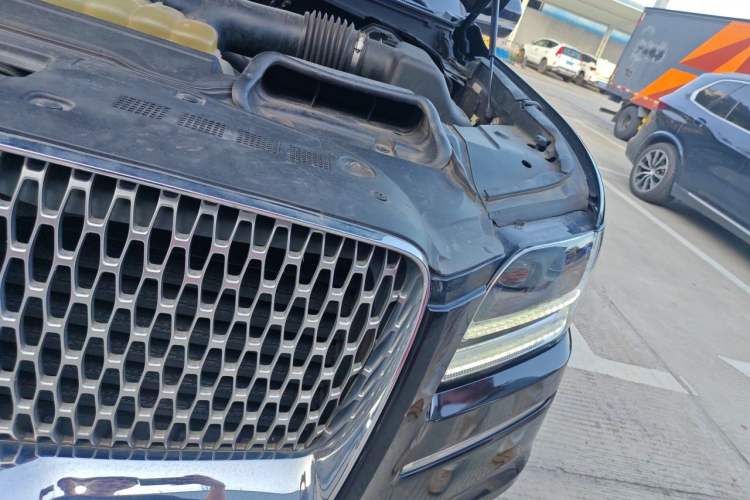 Used Lincoln Navigator  Engine Bay Left
