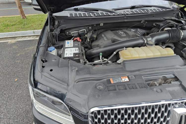 Used Lincoln Navigator 2018 3.5T Prestige Version China V Emission Standard Engine Bay Right