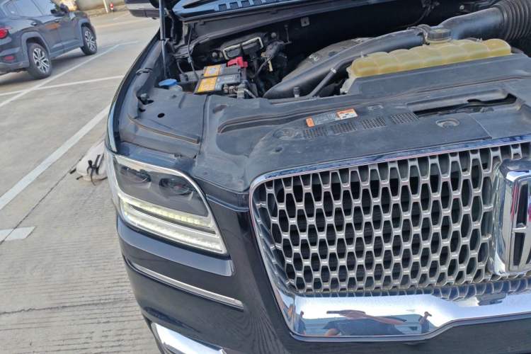 Used Lincoln Navigator  Engine Bay Right