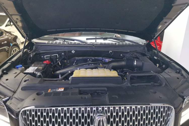 Used Lincoln Navigator 2018 3.5T Prestige Version China V Emission Standard Engine Bay