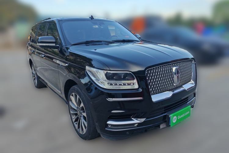 Used Lincoln Navigator  Front Right 45 Deg