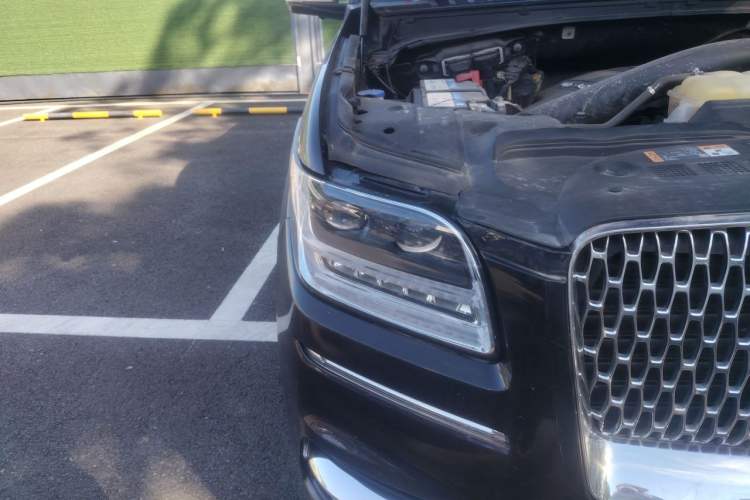 Used Lincoln Navigator 2018 3.5T Prestige Version China V Emission Standard Right Front Headlight