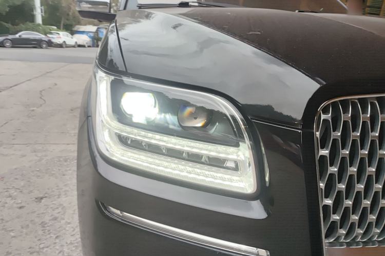 Used Lincoln Navigator 2018 3.5T Prestige Version China V Emission Standard Right Front Headlight