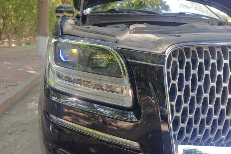 Used Lincoln Navigator 2018 3.5T Prestige Version China V Emission Standard Right Front Headlight