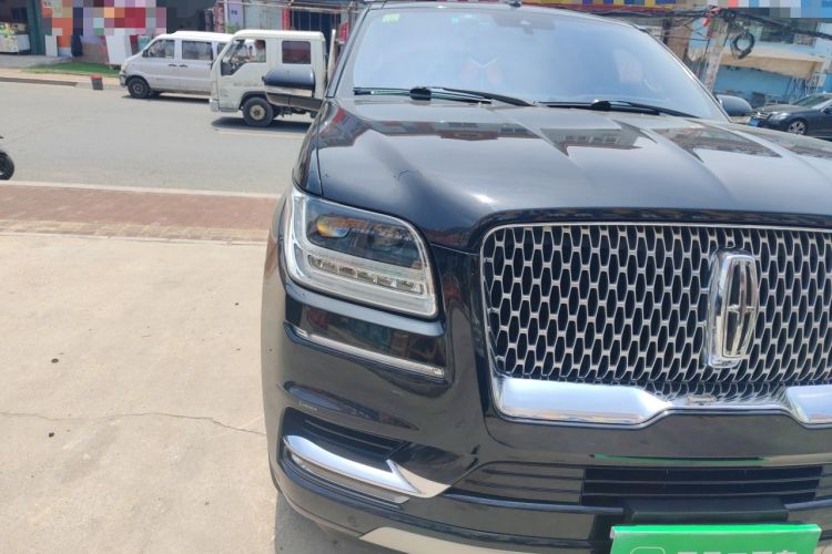 Used Lincoln Navigator 2018 3.5T Four-Wheel Drive Reserve Long-Wheelbase Version U.S. Specification Right Front Headlight