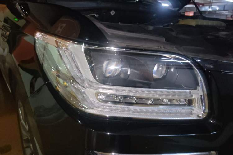Used Lincoln Navigator 2018 3.5T Prestige Version China V Emission Standard Right Front Headlight