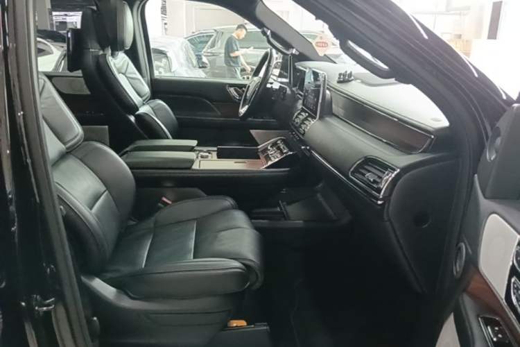 Used Lincoln Navigator 2018 3.5T Prestige Version China V Emission Standard Right Front Seat