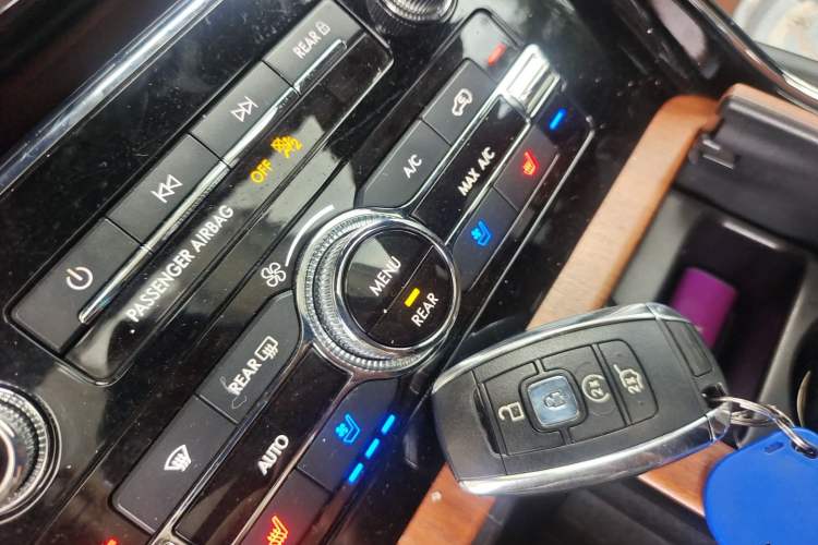Used Lincoln Navigator 2018 3.5T Prestige Version China V Emission Standard Vehicle Key