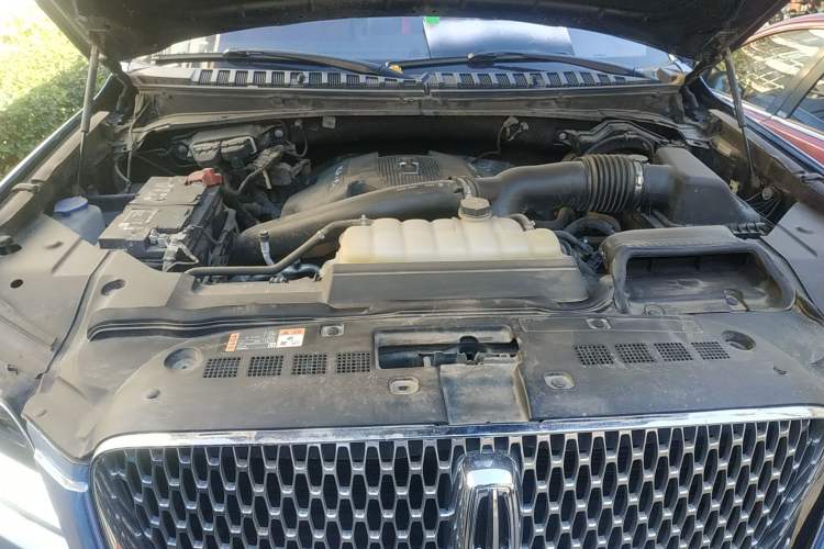 Used Lincoln Navigator 2018 3.5T Prestige Version China V Emission Standard Engine Bay